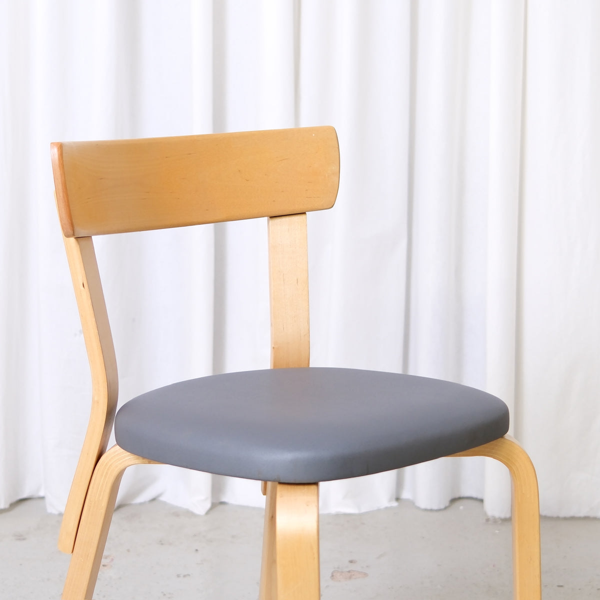 Artek tuoli 69, harmaa verhoilu – Alvar Aalto