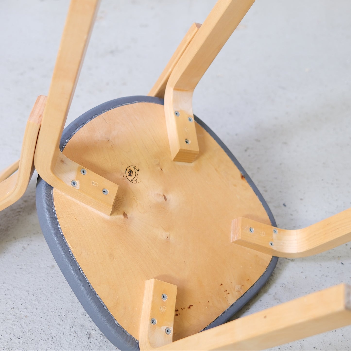 Artek tuoli 69, harmaa verhoilu – Alvar Aalto