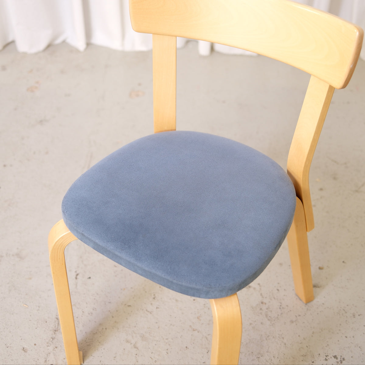 Artek tuoli 69, sininen Alcantara-verhoilu – Alvar Aalto