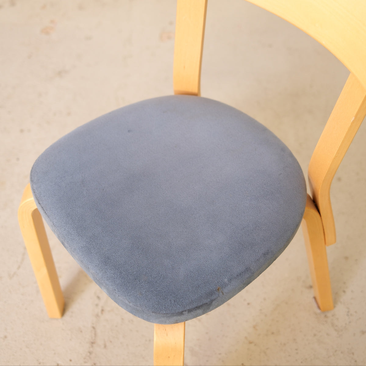 Artek tuoli 69, sininen Alcantara-verhoilu – Alvar Aalto