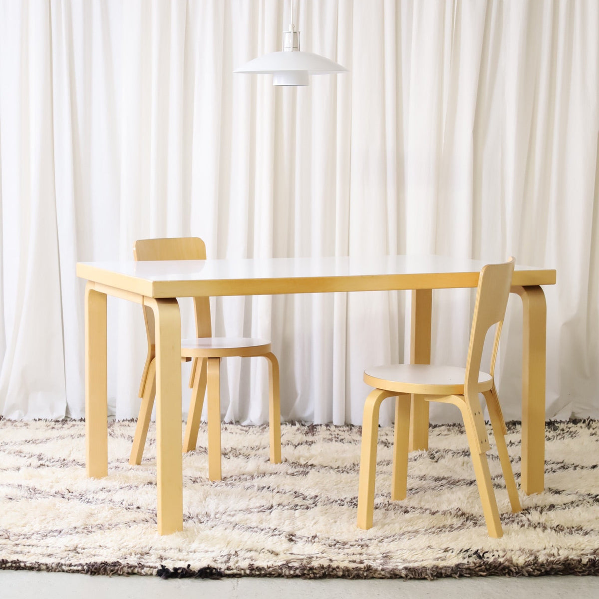 Alvar Aalto -ruokapöytä, Artek, valkoinen laminaatti