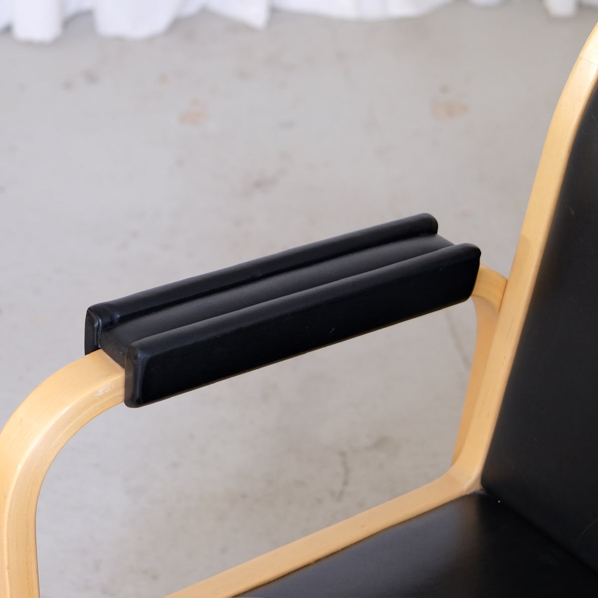 Alvar Aalto E45 -nojatuoli, valmistaja Artek, koivu ja musta nahka