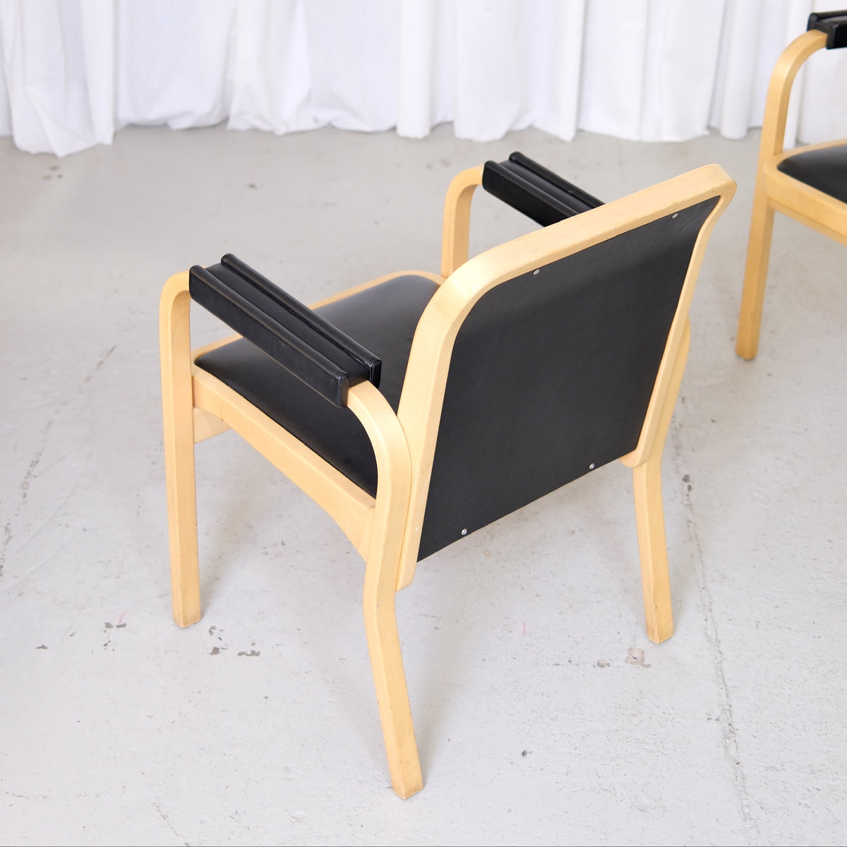 Alvar Aalto E45 -nojatuoli, valmistaja Artek, koivu ja musta nahka