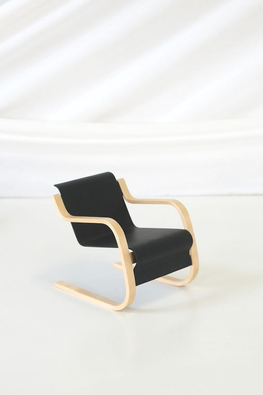 Artek – Alvar Aalto 100th Anniversary Miniature Paimio Chair, Black (1:5)