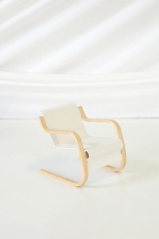 Artek – Alvar Aalto 100th Anniversary Miniature Paimio Chair, White (1:5)