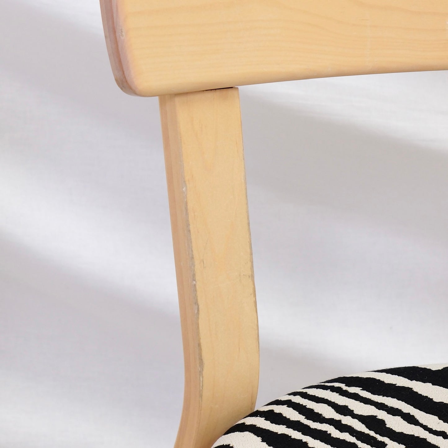 Alvar Aalto 69 -koivutuoli, valmistaja Artek, Zebra-verhoilu