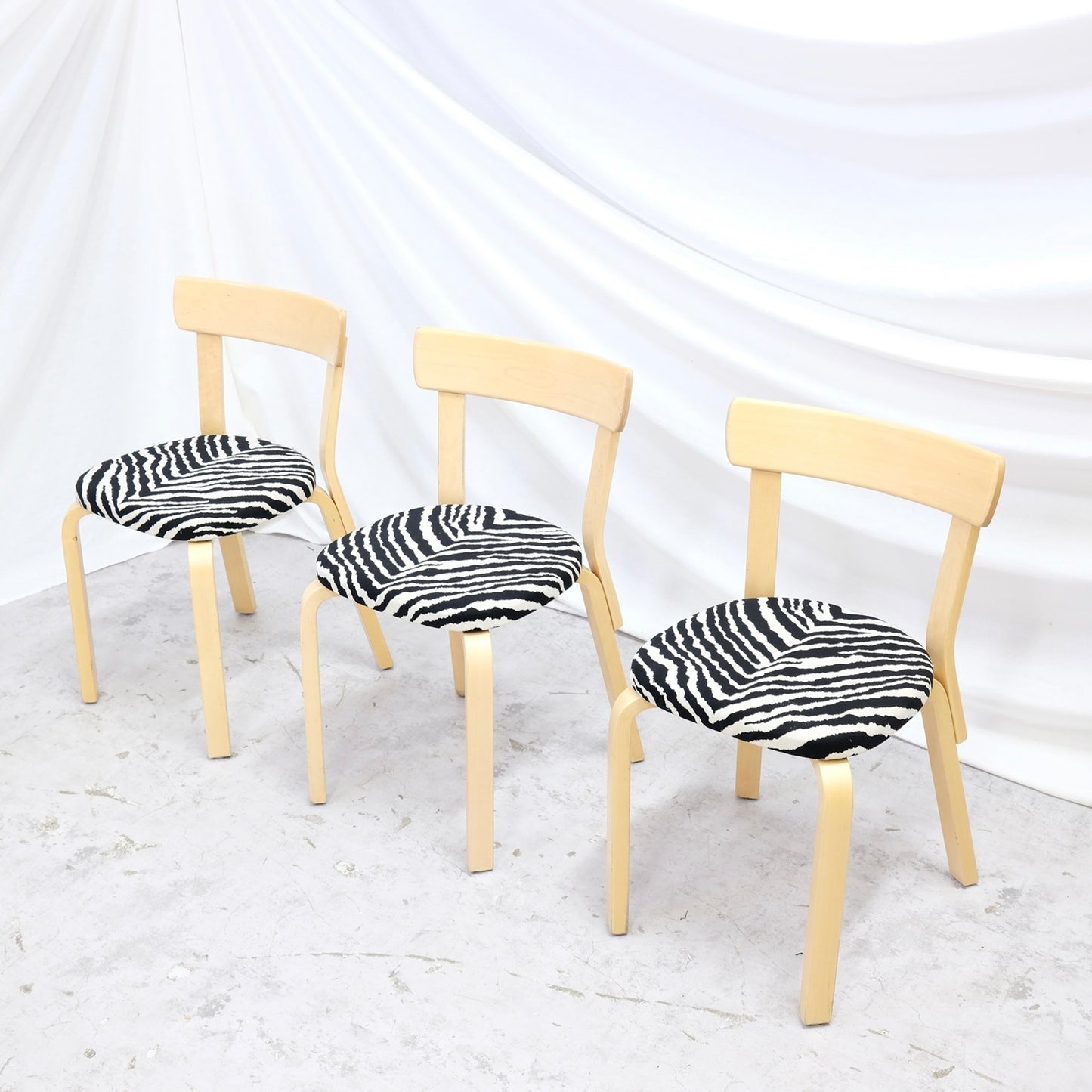 Alvar Aalto 69 -koivutuoli, valmistaja Artek, Zebra-verhoilu