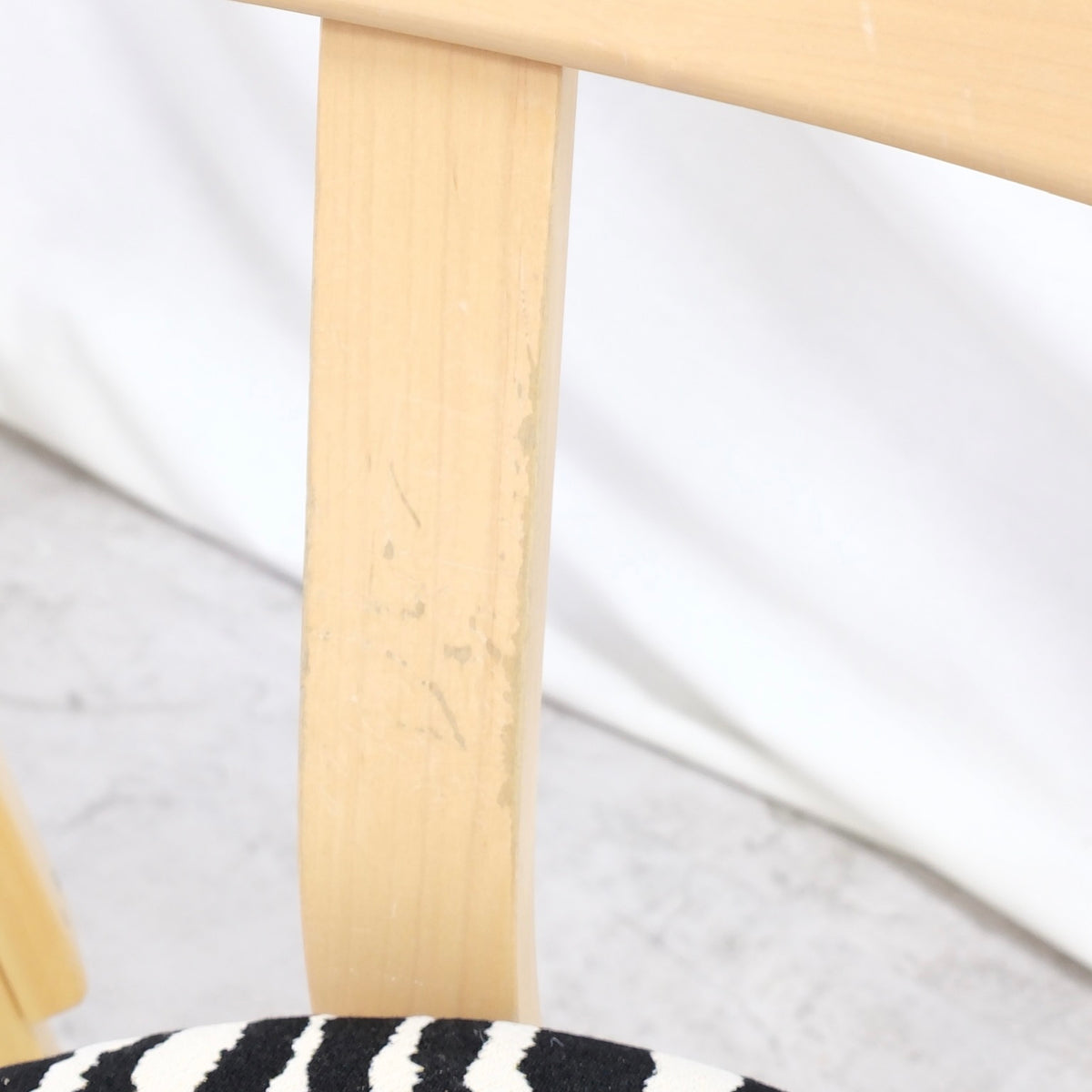 Alvar Aalto 69 -koivutuoli, valmistaja Artek, Zebra-verhoilu