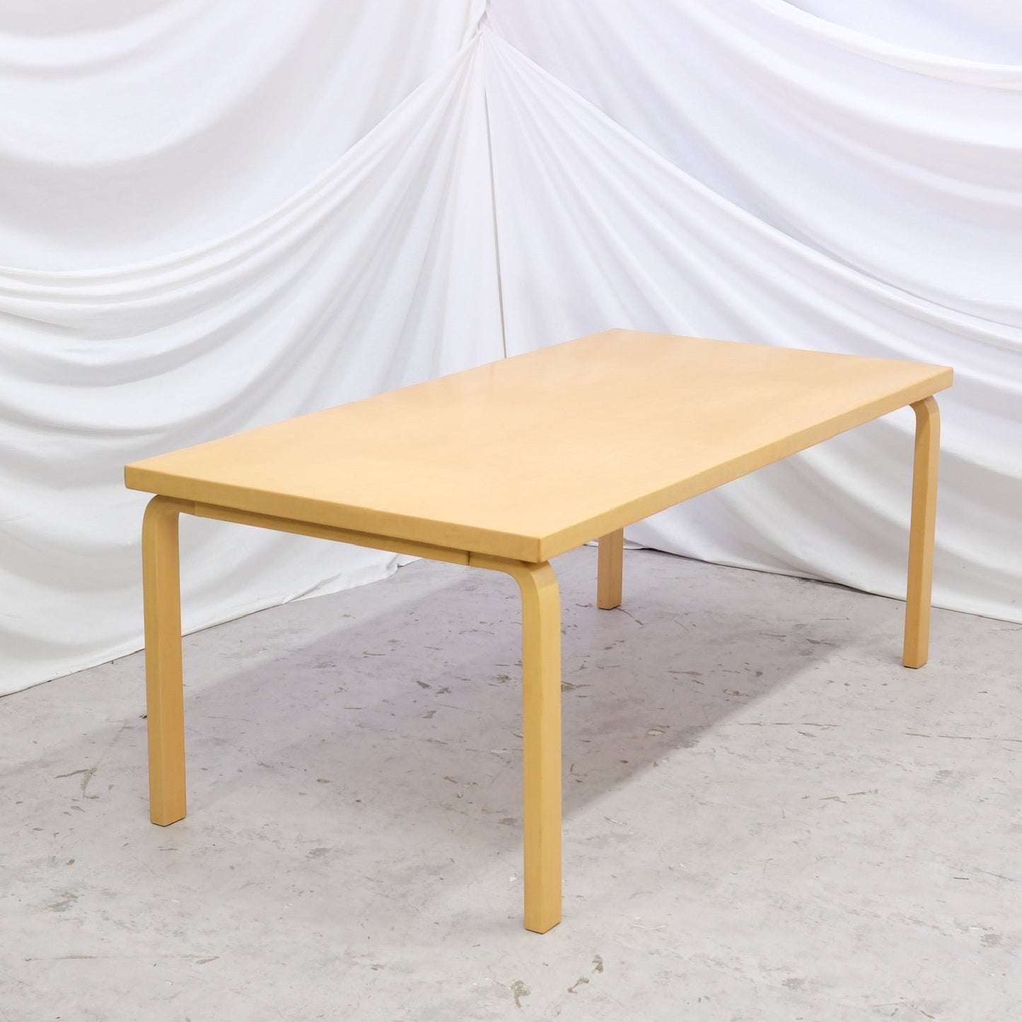 Alvar Aalto 83 -koivupöytä, valmistaja Artek