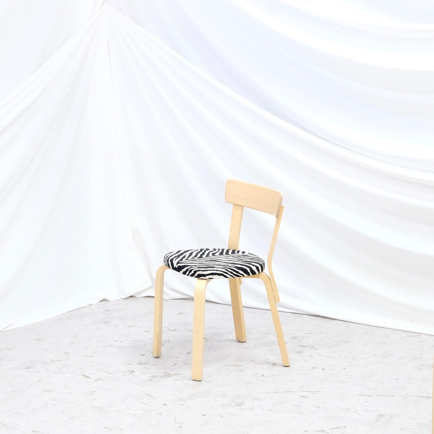 Alvar Aalto 69 -koivutuoli, valmistaja Artek, Zebra-verhoilu