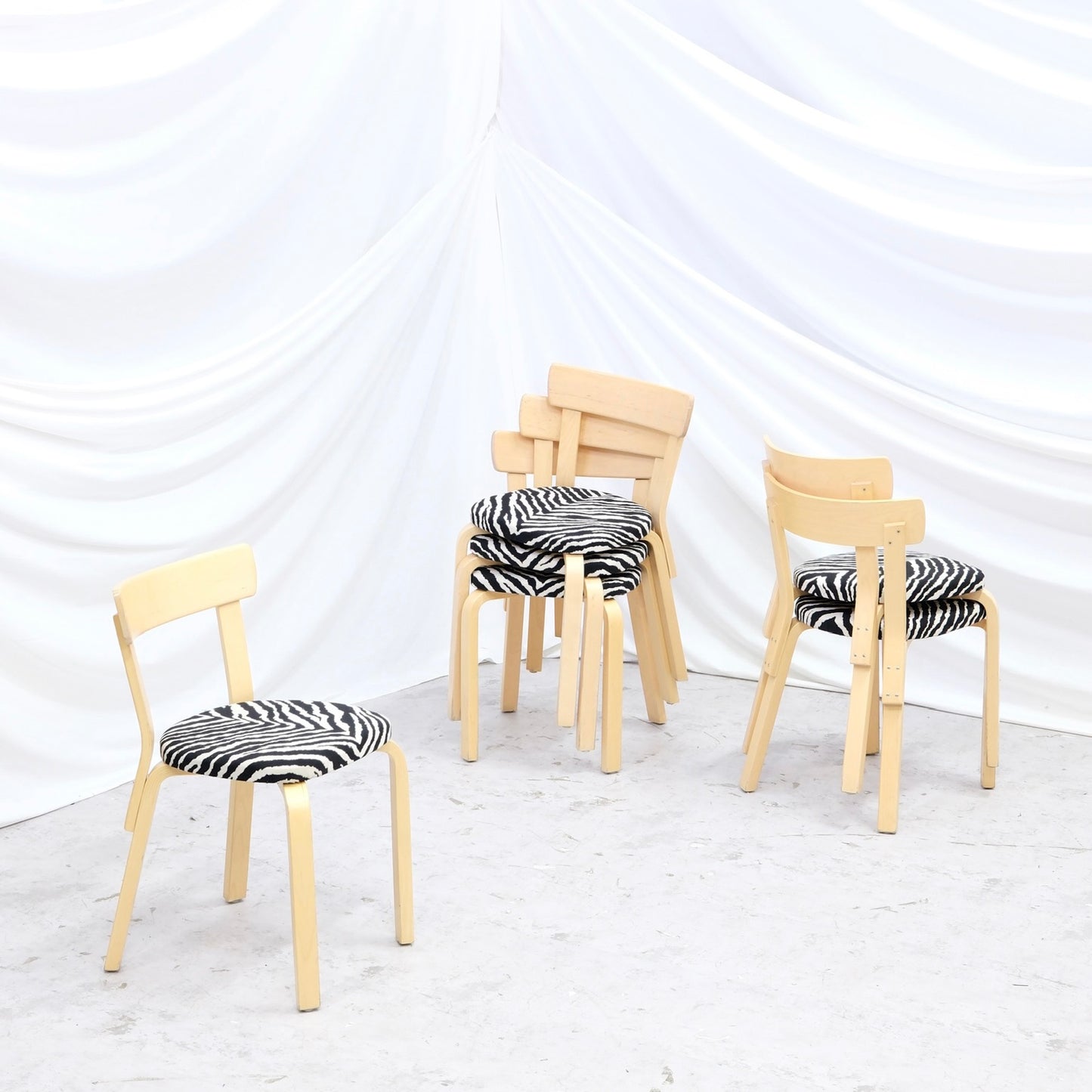 Alvar Aalto 69 -koivutuoli, valmistaja Artek, Zebra-verhoilu