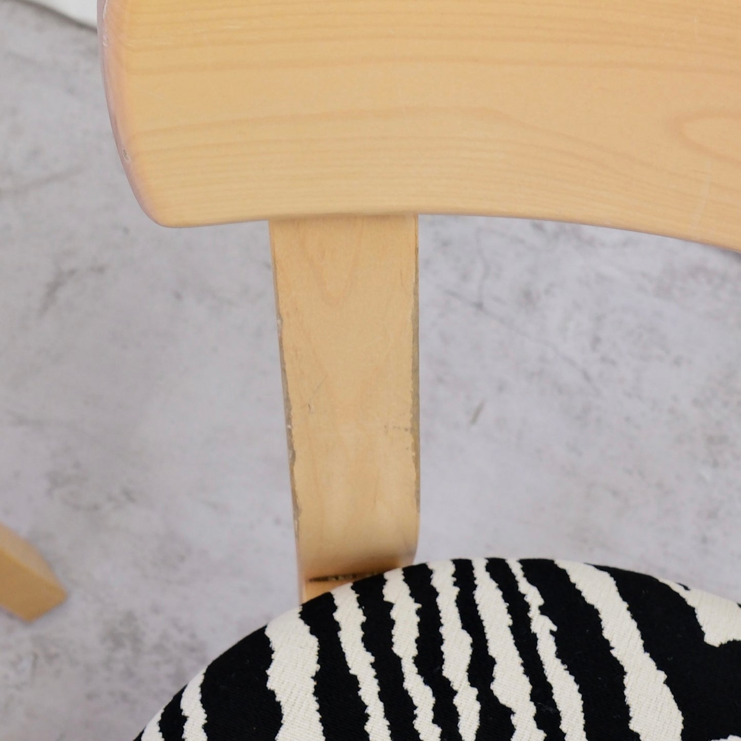 Alvar Aalto 69 -koivutuoli, valmistaja Artek, Zebra-verhoilu