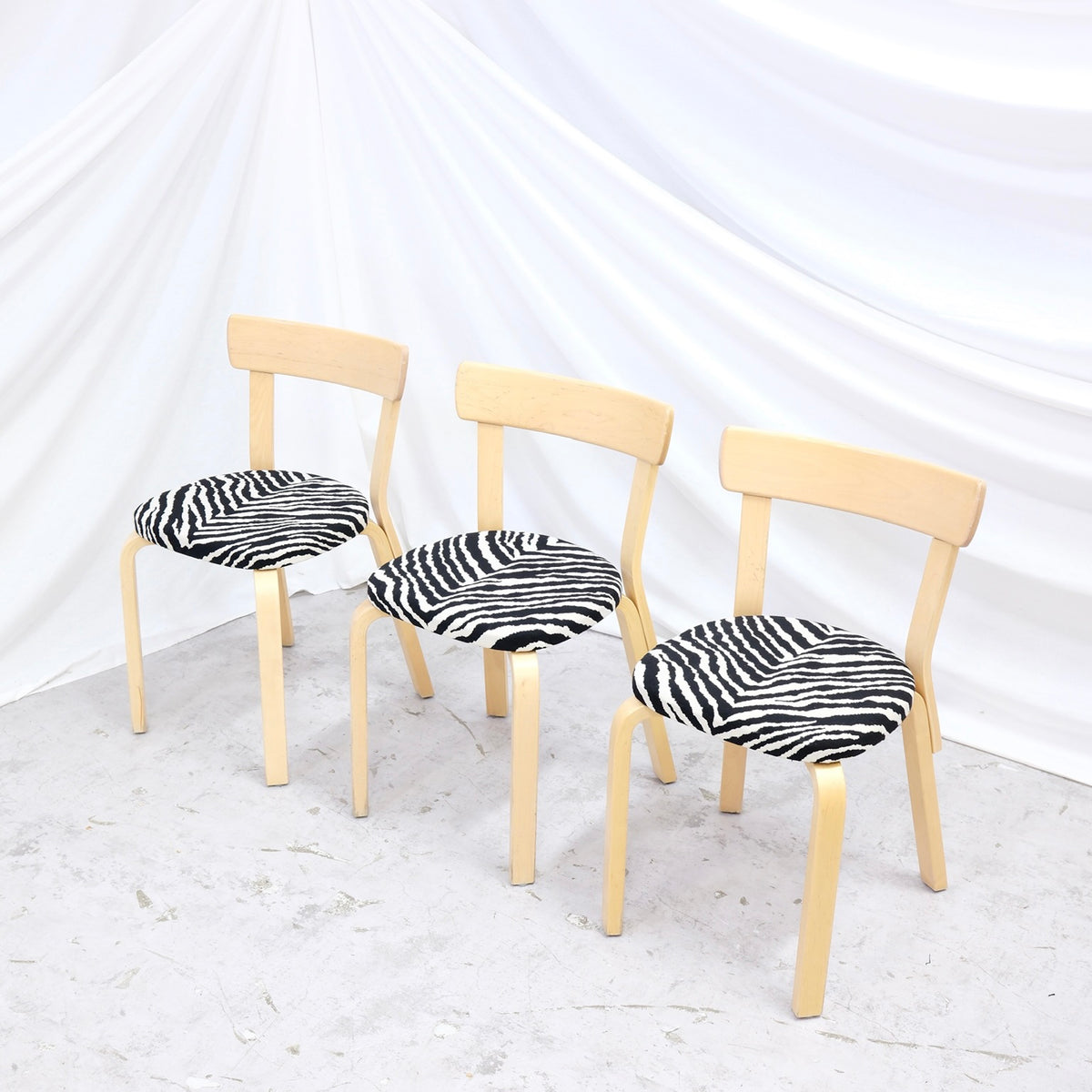Alvar Aalto 69 -koivutuoli, valmistaja Artek, Zebra-verhoilu