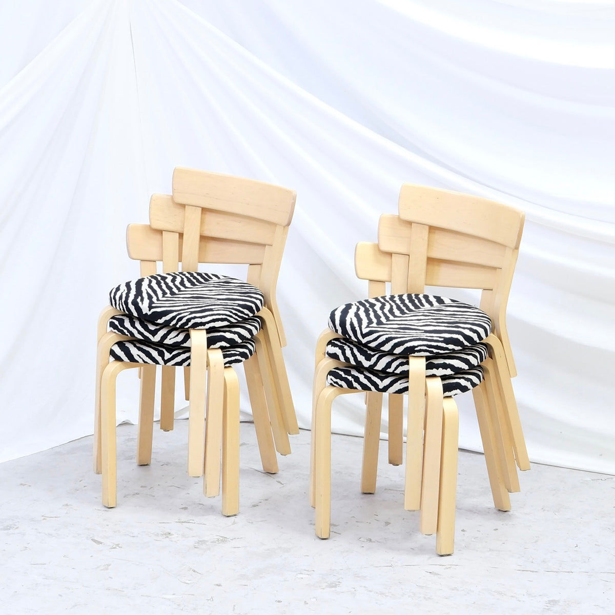 Alvar Aalto 69 -koivutuoli, valmistaja Artek, Zebra-verhoilu