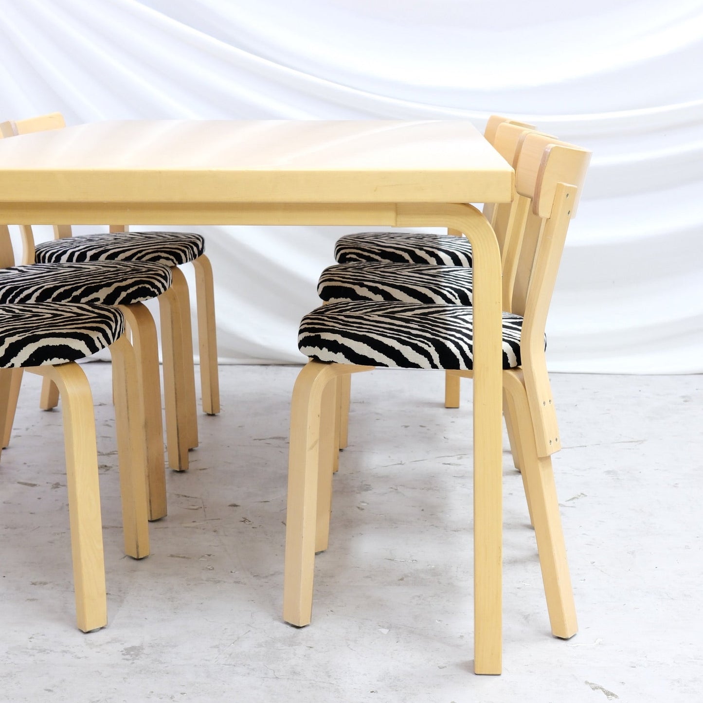 Alvar Aalto 83 -koivupöytä, valmistaja Artek