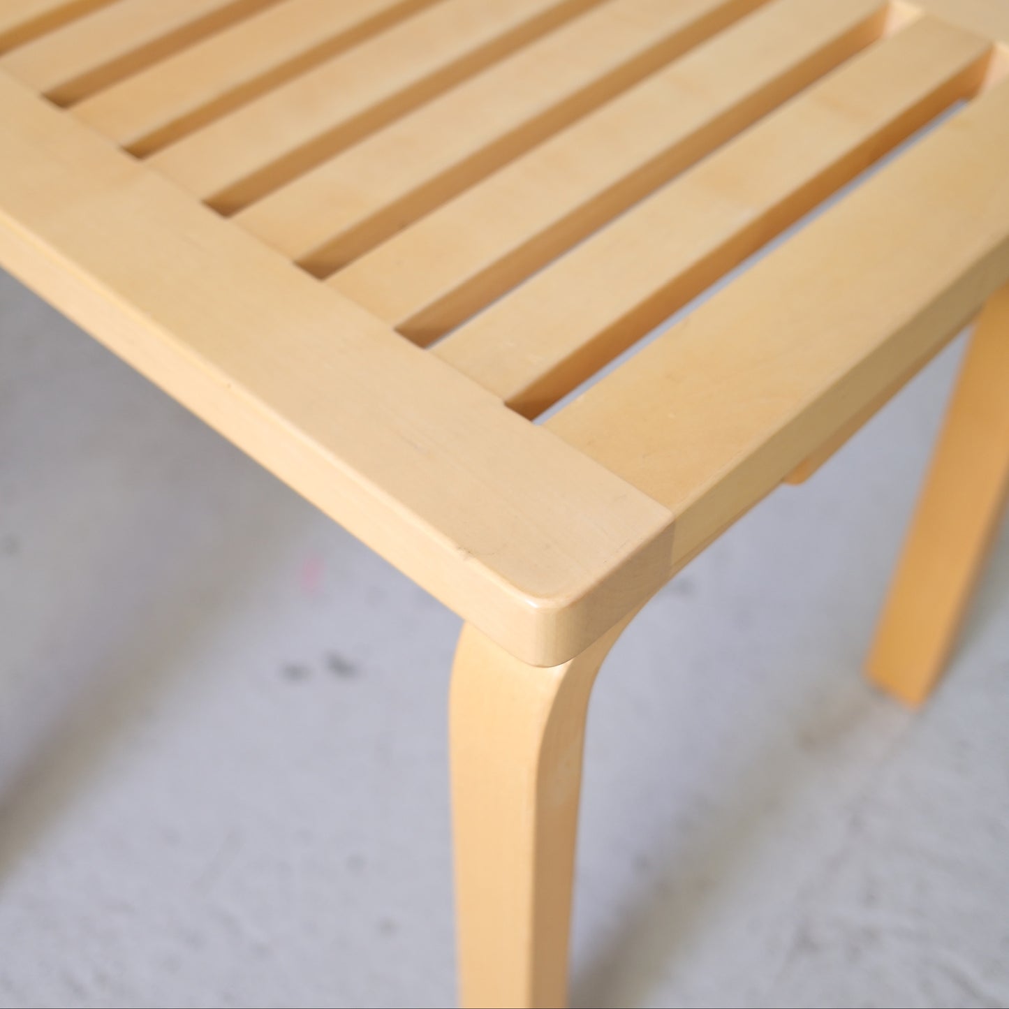 Alvar Aalto 153B -penkki, valmistaja Artek, koivu