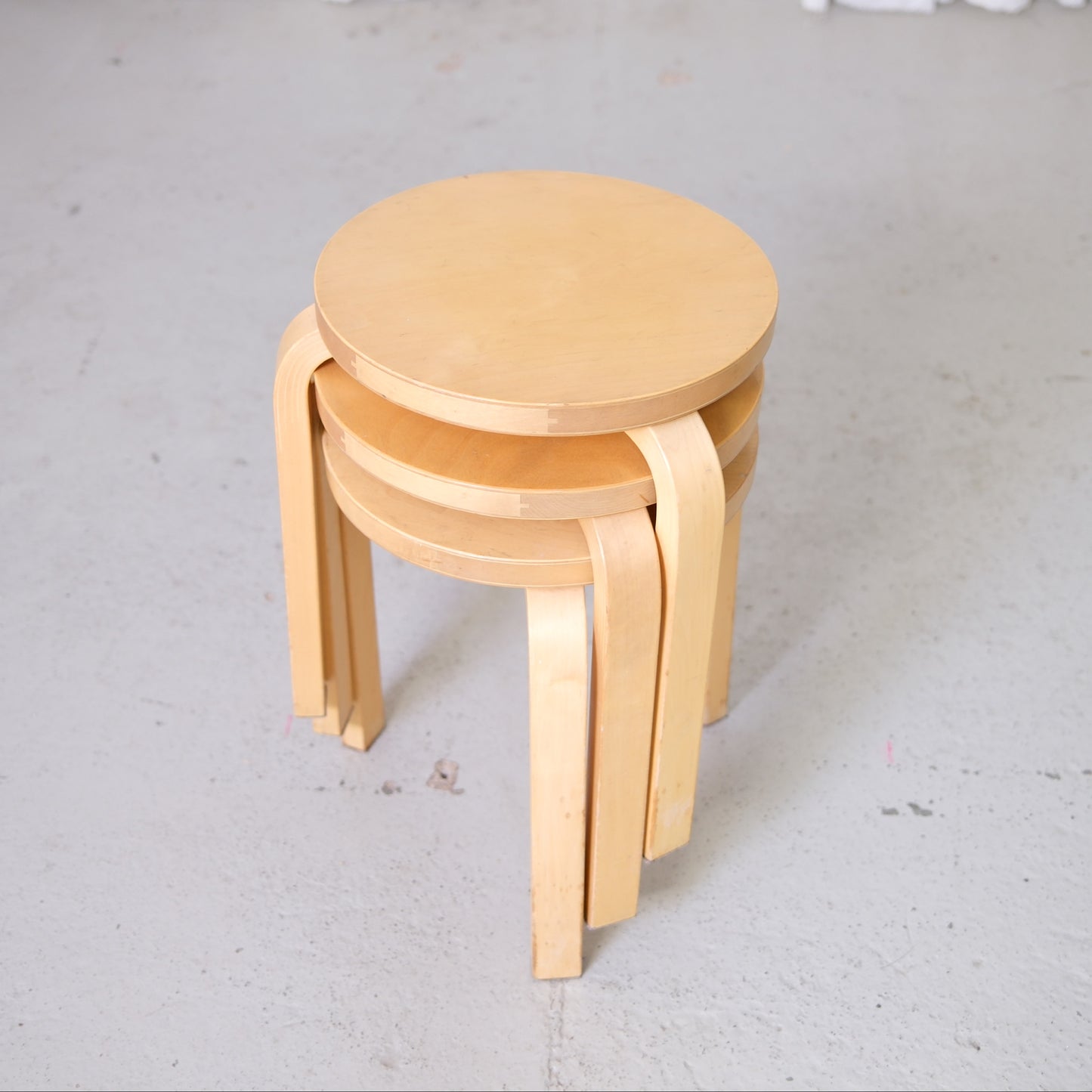 Alvar Aalto 60 -jakkara, valmistaja Artek, 1960-luvun sormiliitosversio