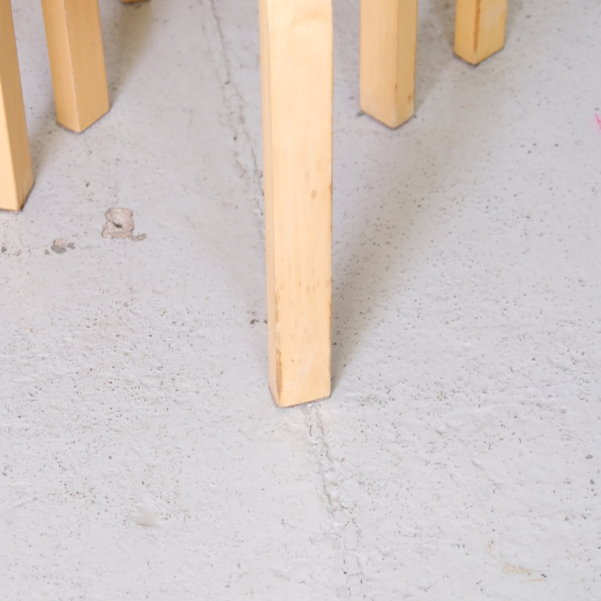 Alvar Aalto 60 -jakkara, valmistaja Artek, 1960-luvun sormiliitosversio