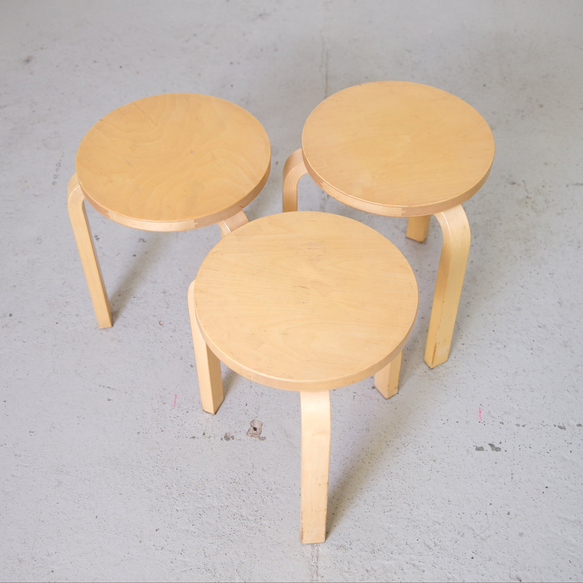 Alvar Aalto 60 -jakkara, valmistaja Artek, 1960-luvun sormiliitosversio