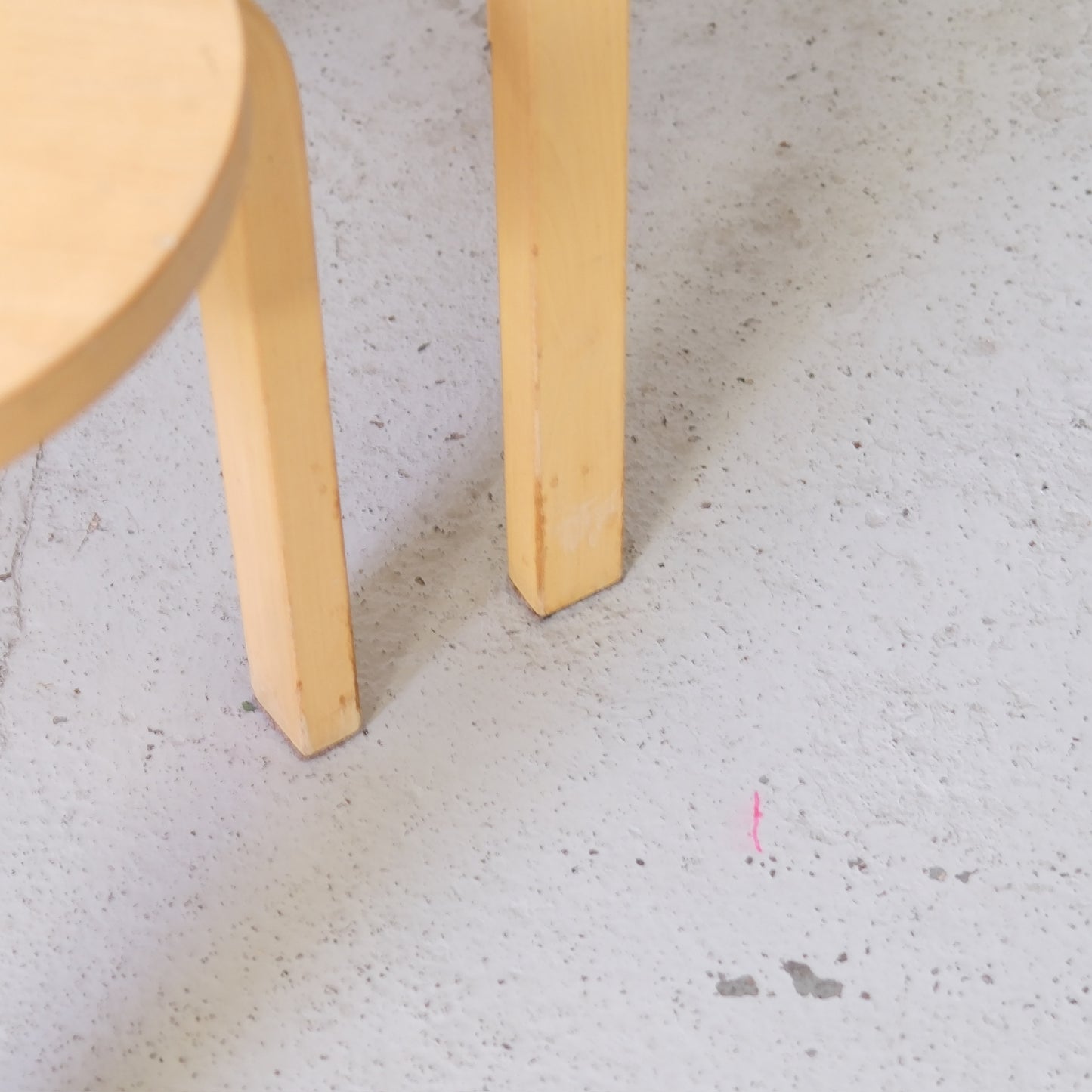 Alvar Aalto 60 -jakkara, valmistaja Artek, 1960-luvun sormiliitosversio