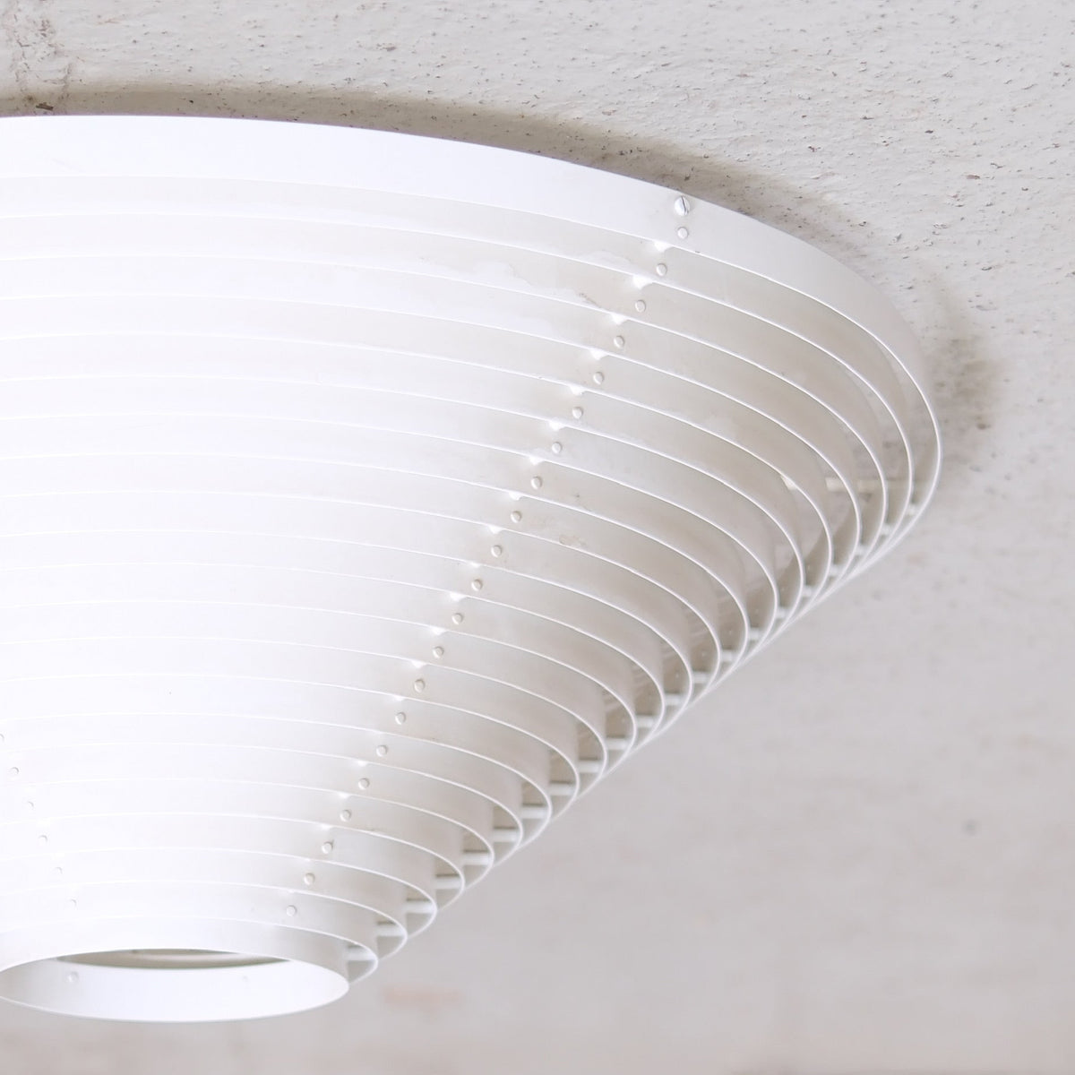 Alvar Aalto A622A -kattovalaisin, valmistaja Valaisinpaja Oy