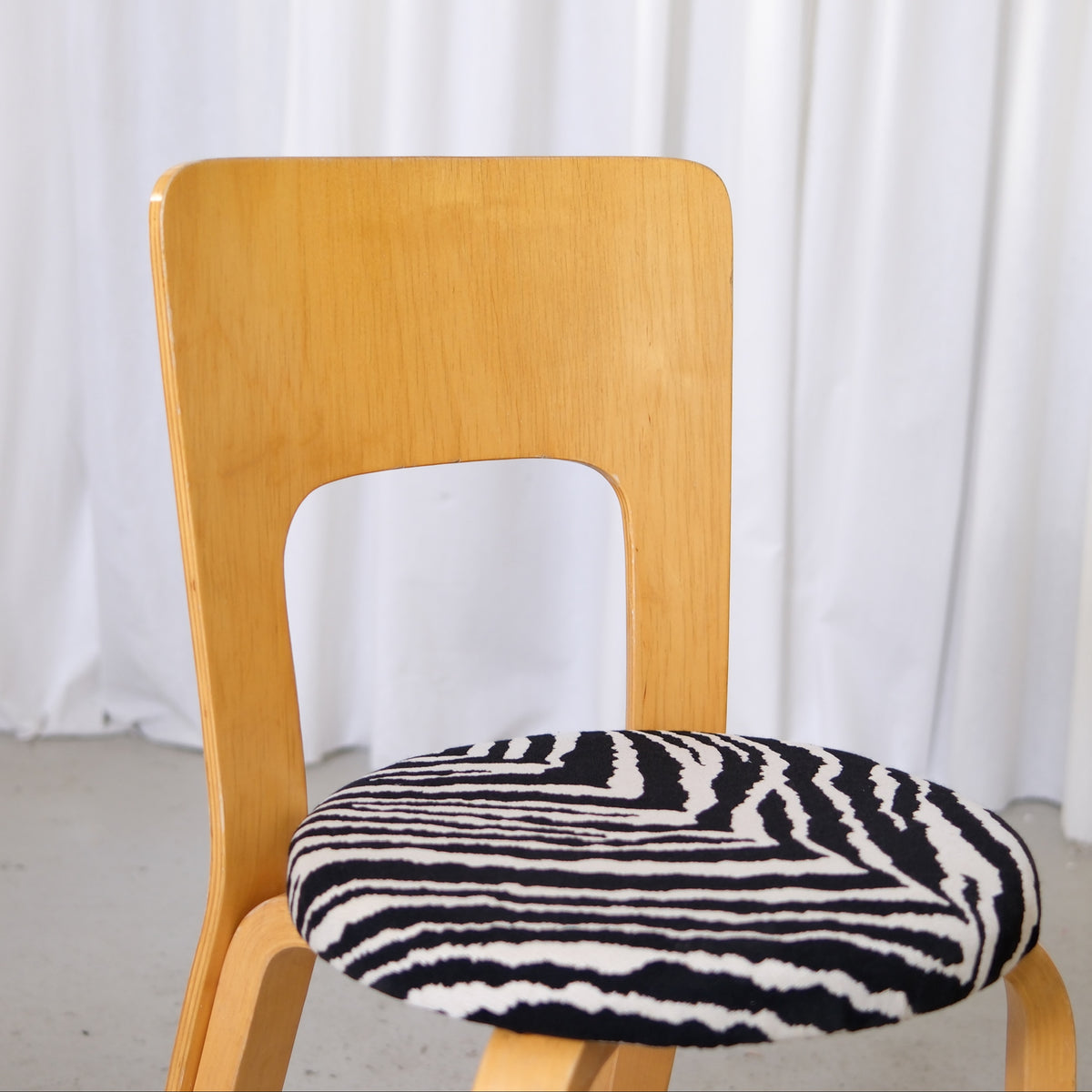 Alvar Aalto 66 -tuoli, valmistaja Artek, Zebra-verhoilu