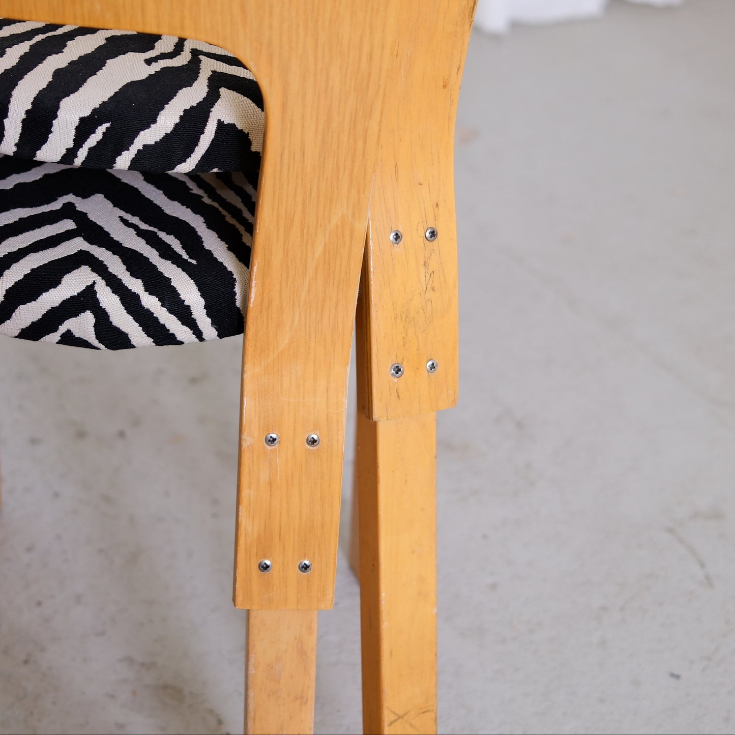 Alvar Aalto 66 -tuoli, valmistaja Artek, Zebra-verhoilu