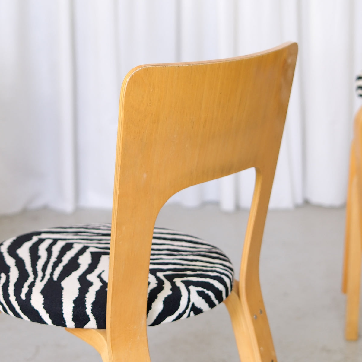 Alvar Aalto 66 -tuoli, valmistaja Artek, Zebra-verhoilu