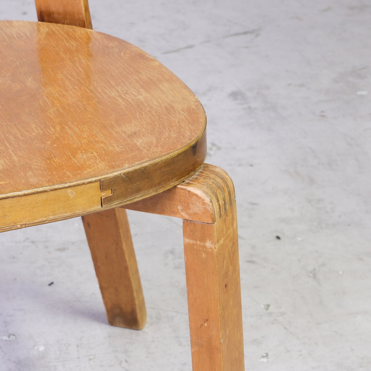 Alvar Aalto 69 War Leg -tuolit, valmistaja Artek