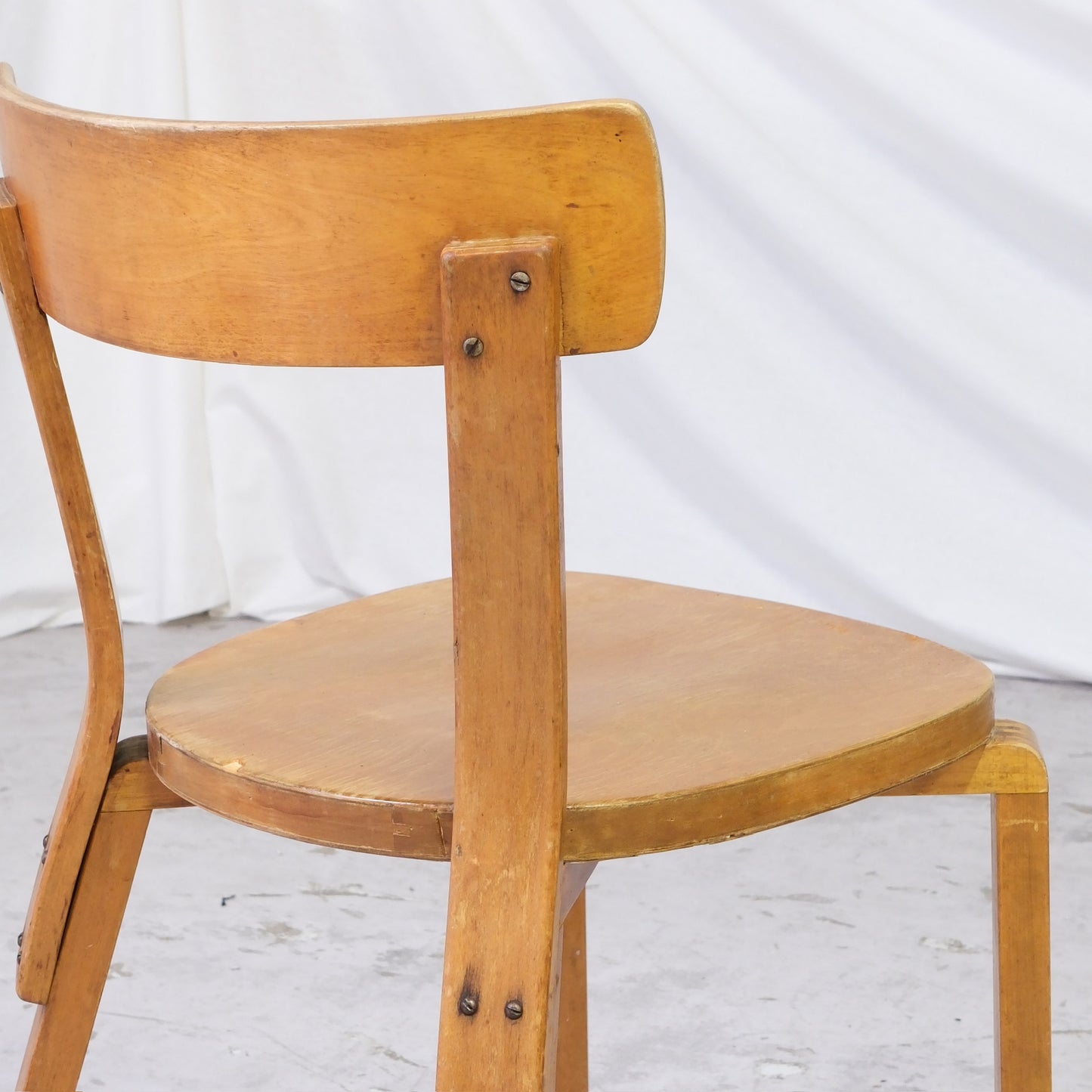 Alvar Aalto 69 War Leg -tuolit, valmistaja Artek