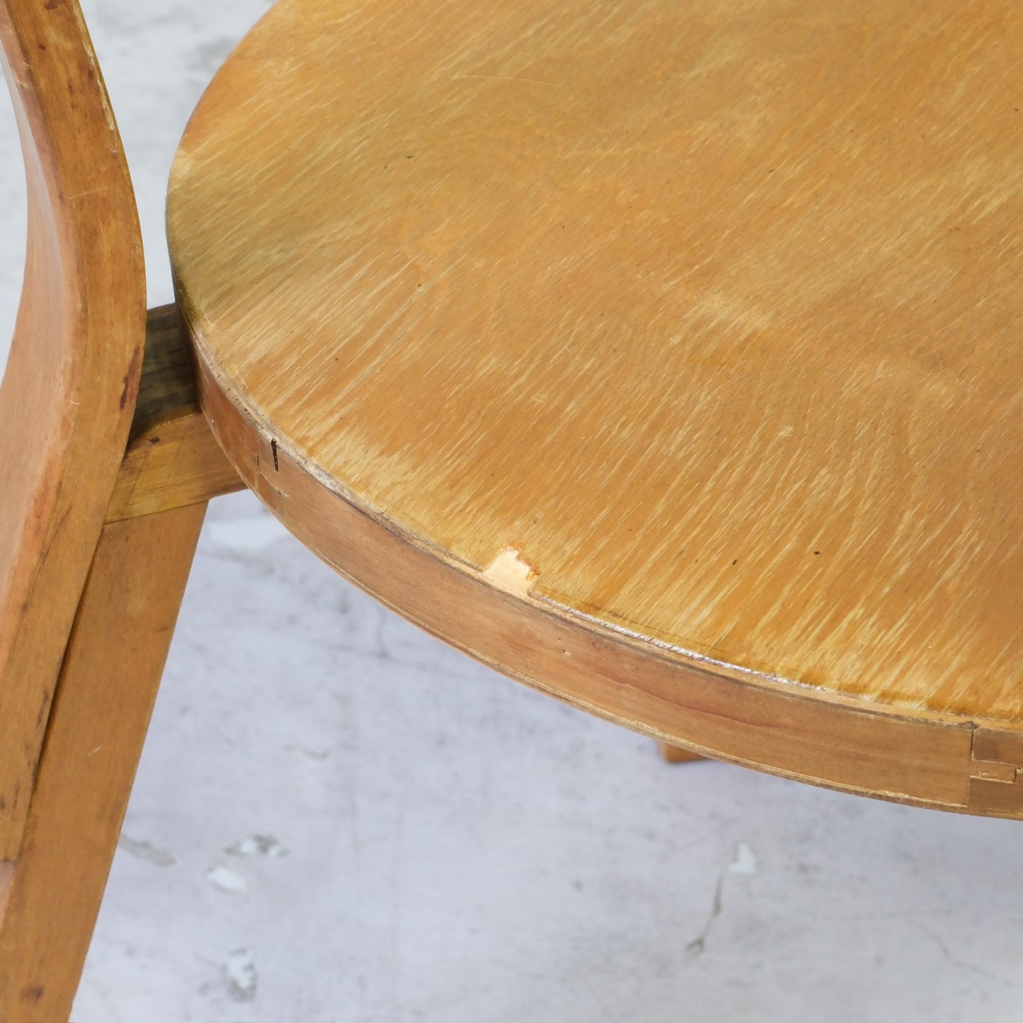 Alvar Aalto 69 War Leg -tuolit, valmistaja Artek