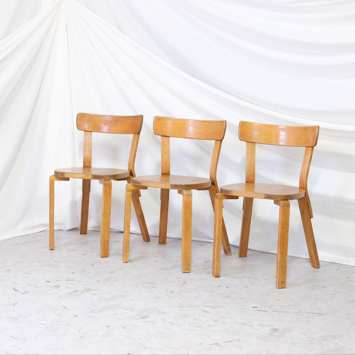 Alvar Aalto 69 War Leg -tuolit, valmistaja Artek