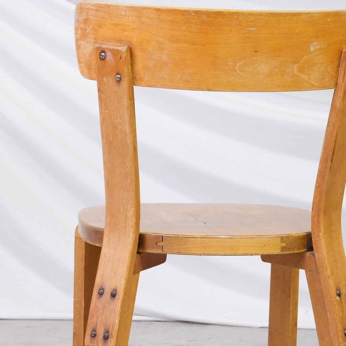 Alvar Aalto 69 War Leg -tuolit, valmistaja Artek