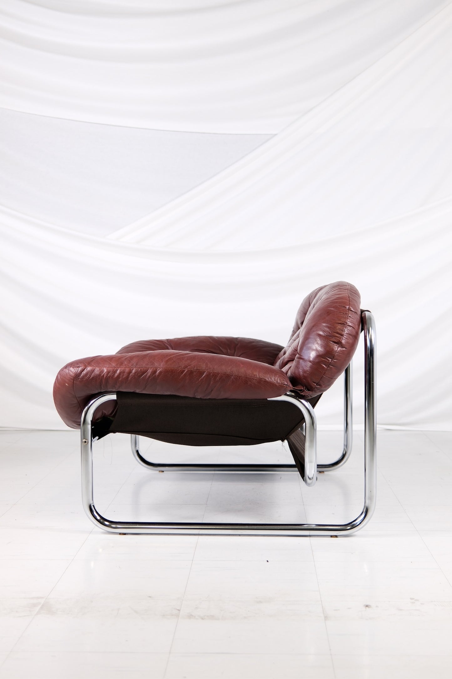 Johan Bertil Häggström -nojatuoli, IKEA, tummanpunainen nahka, 1970-luku