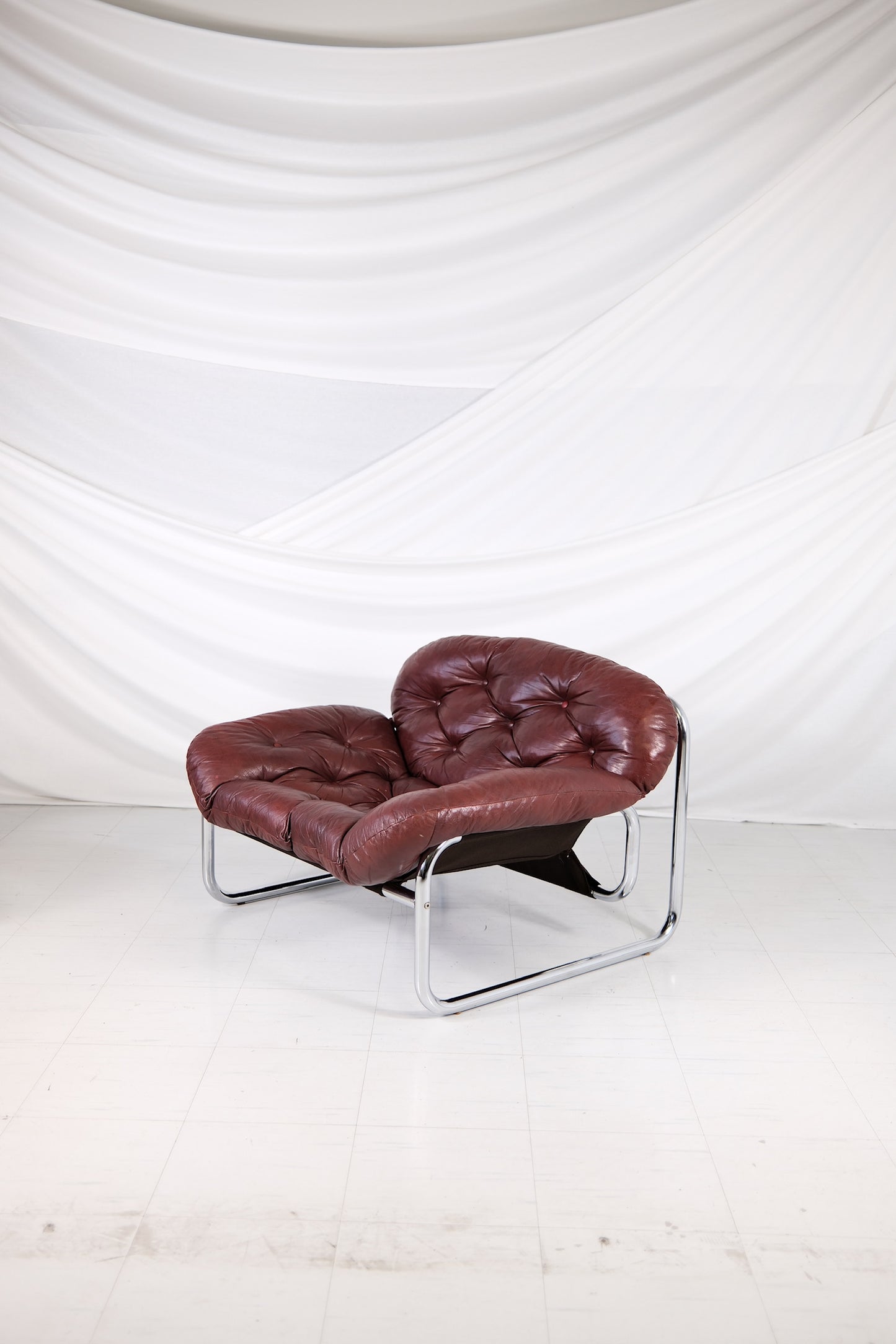 Johan Bertil Häggström -nojatuoli, IKEA, tummanpunainen nahka, 1970-luku