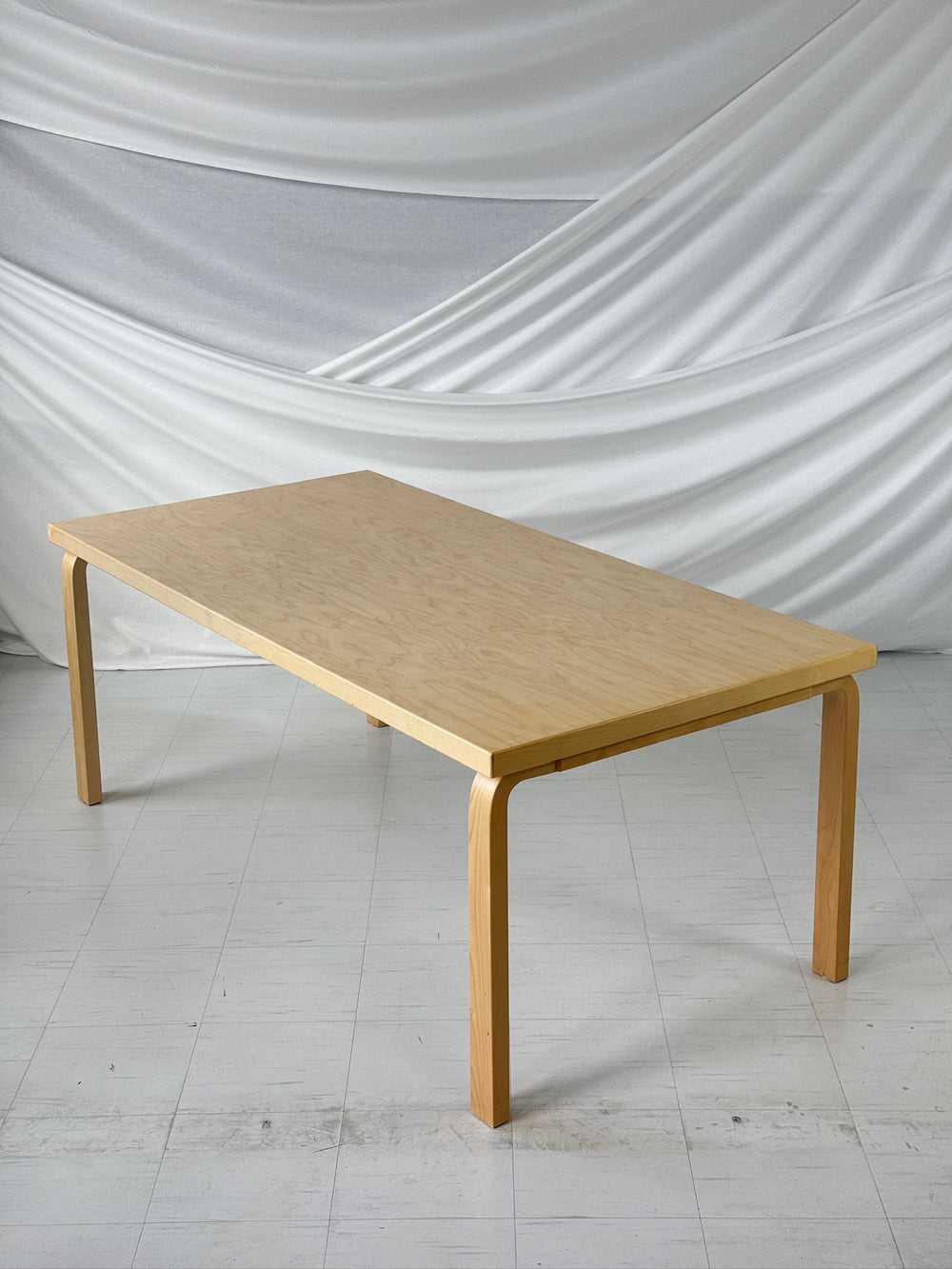 Artek pöytä 83, erikoismalli – Alvar Aalto