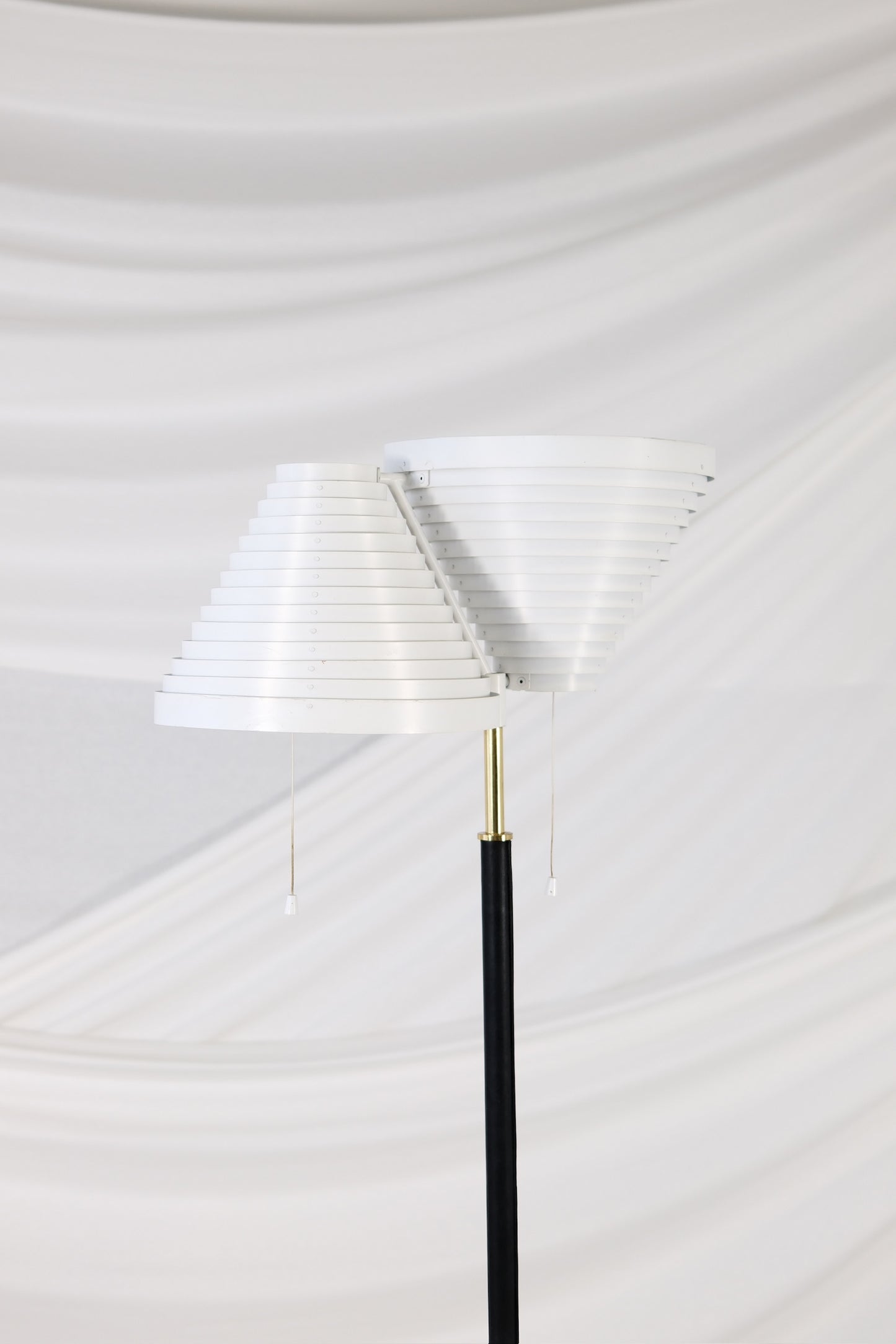 Artek A810 lattiavalaisin – Alvar Aalto, valmistaja Valaisinpaja