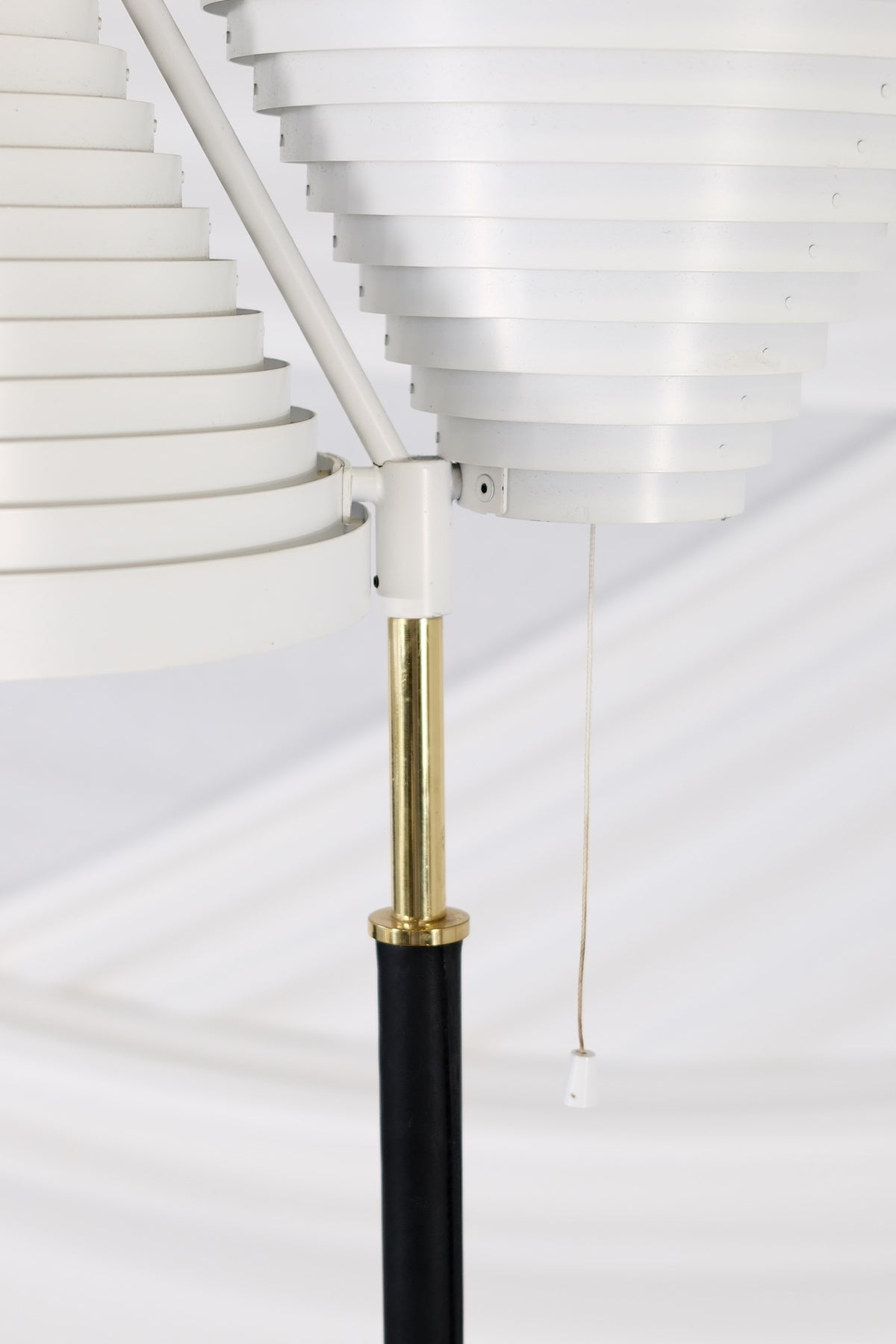 Artek A810 lattiavalaisin – Alvar Aalto, valmistaja Valaisinpaja