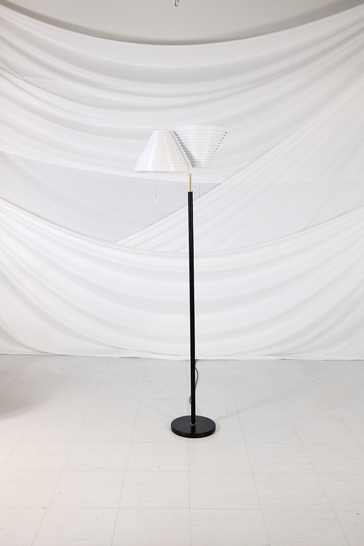 Artek A810 lattiavalaisin – Alvar Aalto, valmistaja Valaisinpaja