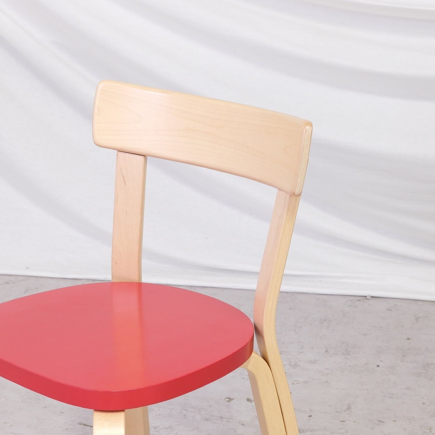 Artek tuoli 69, koivu ja punainen istuin, 2021