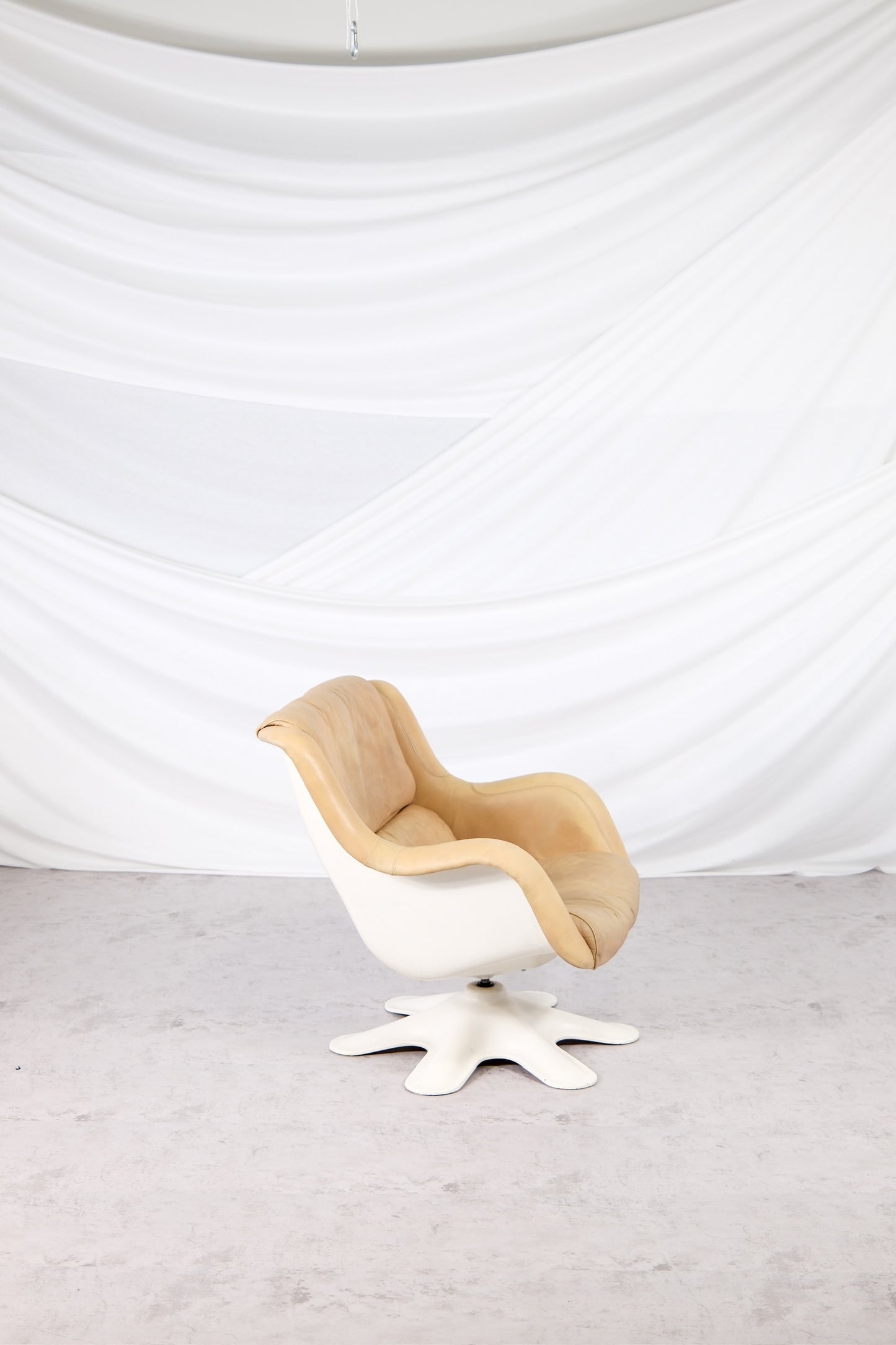 Yrjö Kukkapuro 418 Pikku Karuselli -lepotuoli, nougatinvärinen nahka