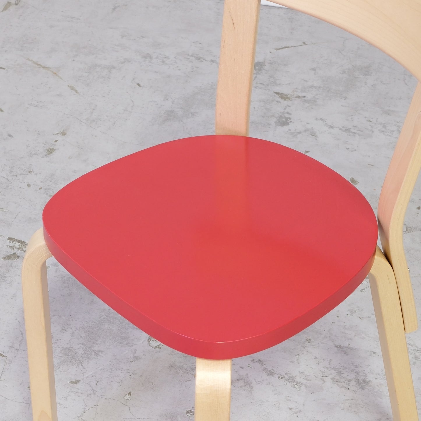 Artek tuoli 69, koivu ja punainen istuin, 2021