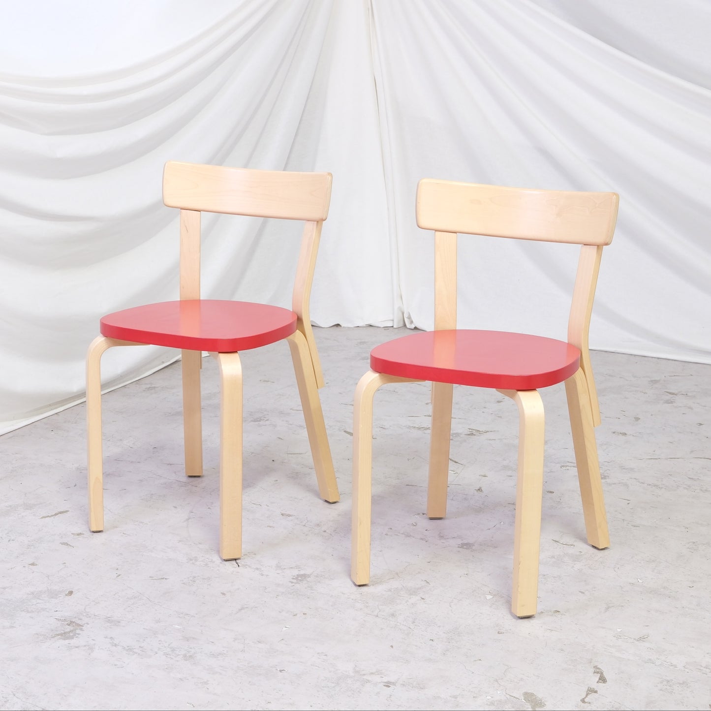 Artek tuoli 69, koivu ja punainen istuin, 2021