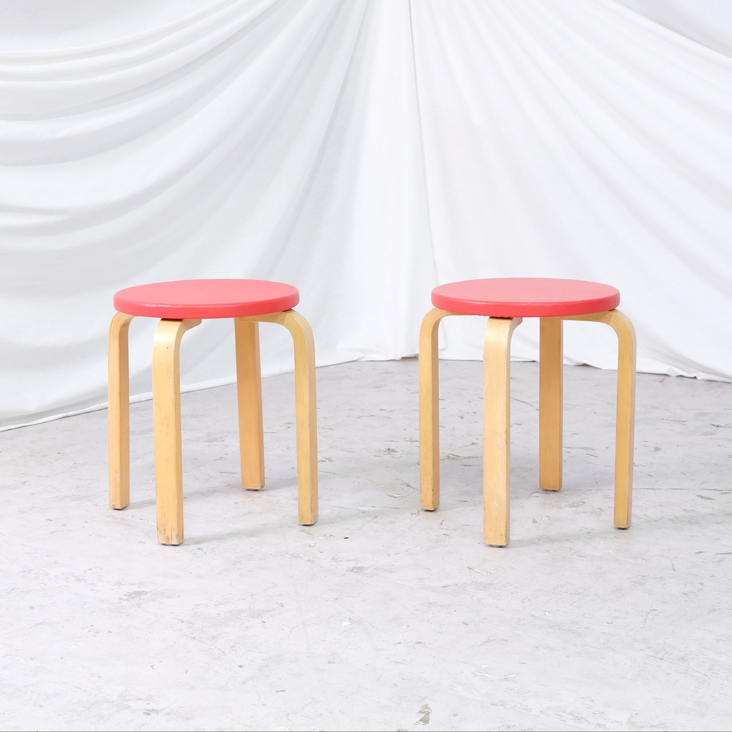 Alvar Aalto E60 -jakkara, valmistaja Artek, punainen verhoilu