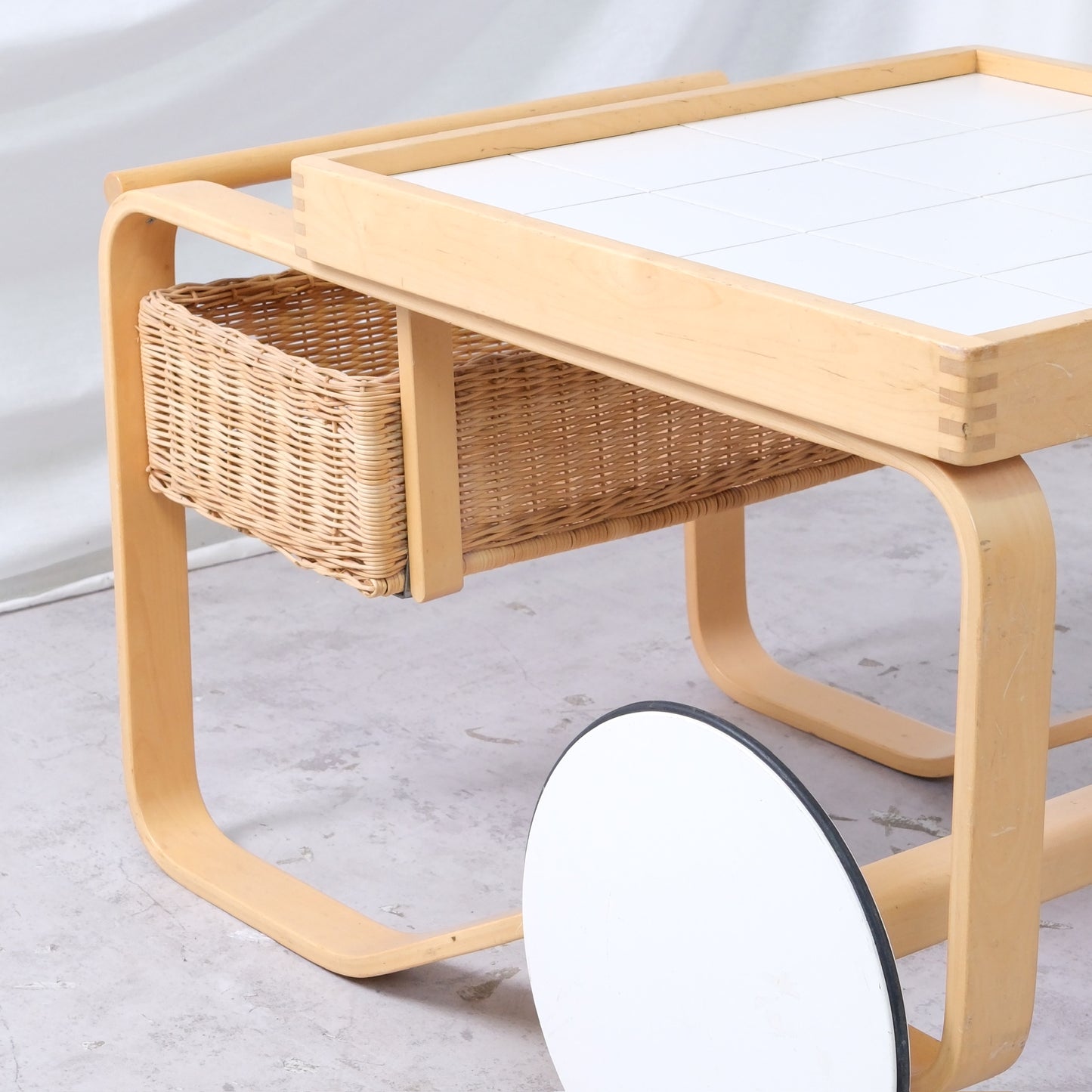 Artek 900 -teetarjoiluvaunu, valkoiset laatat