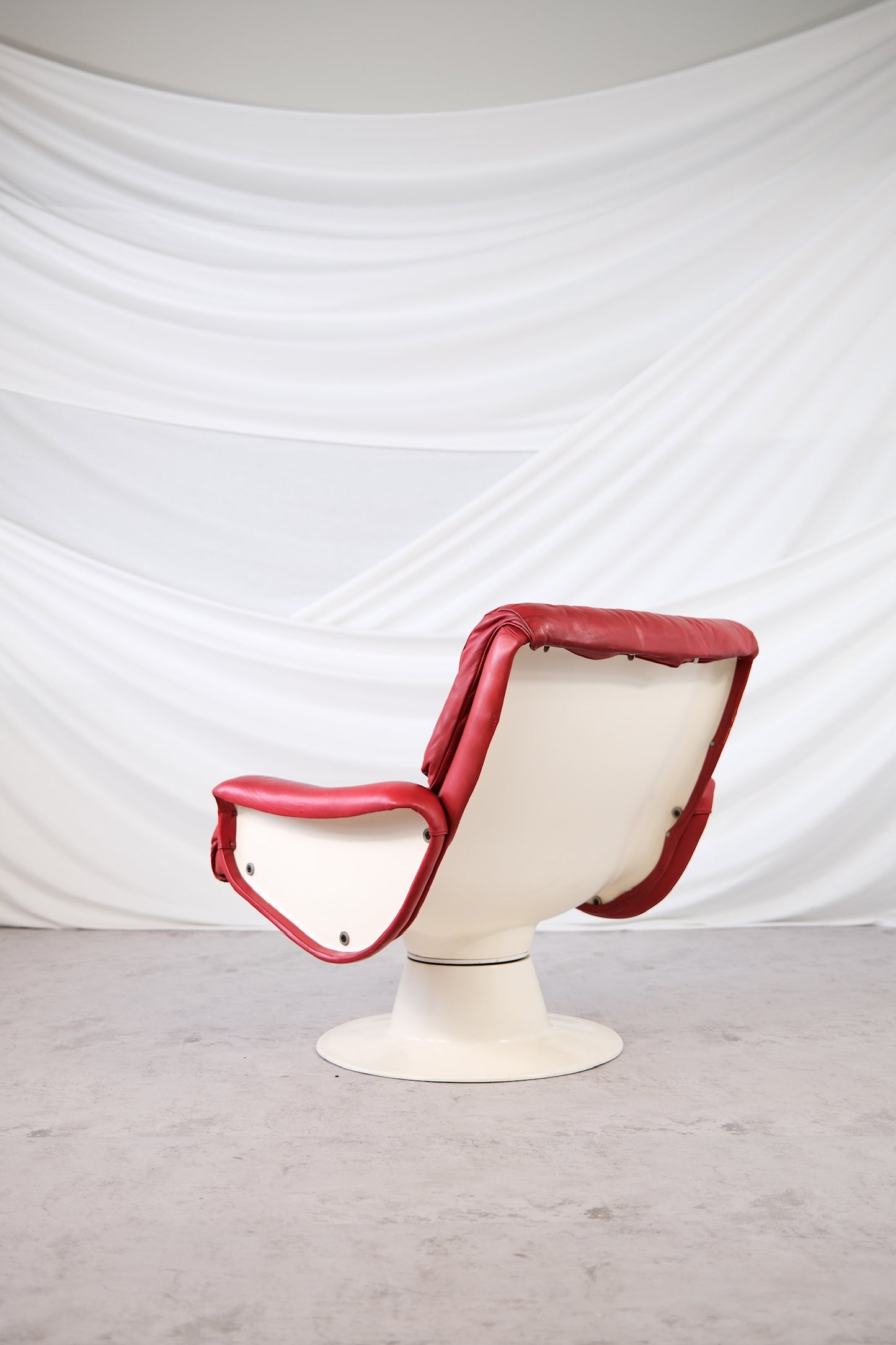 Yrjö Kukkapuro Saturnus, Red Leather