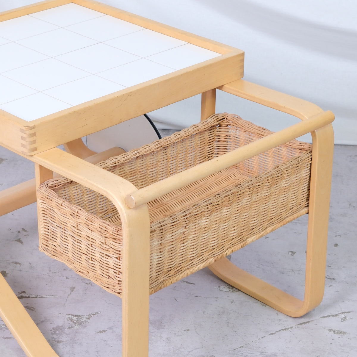 Artek 900 -teetarjoiluvaunu, valkoiset laatat