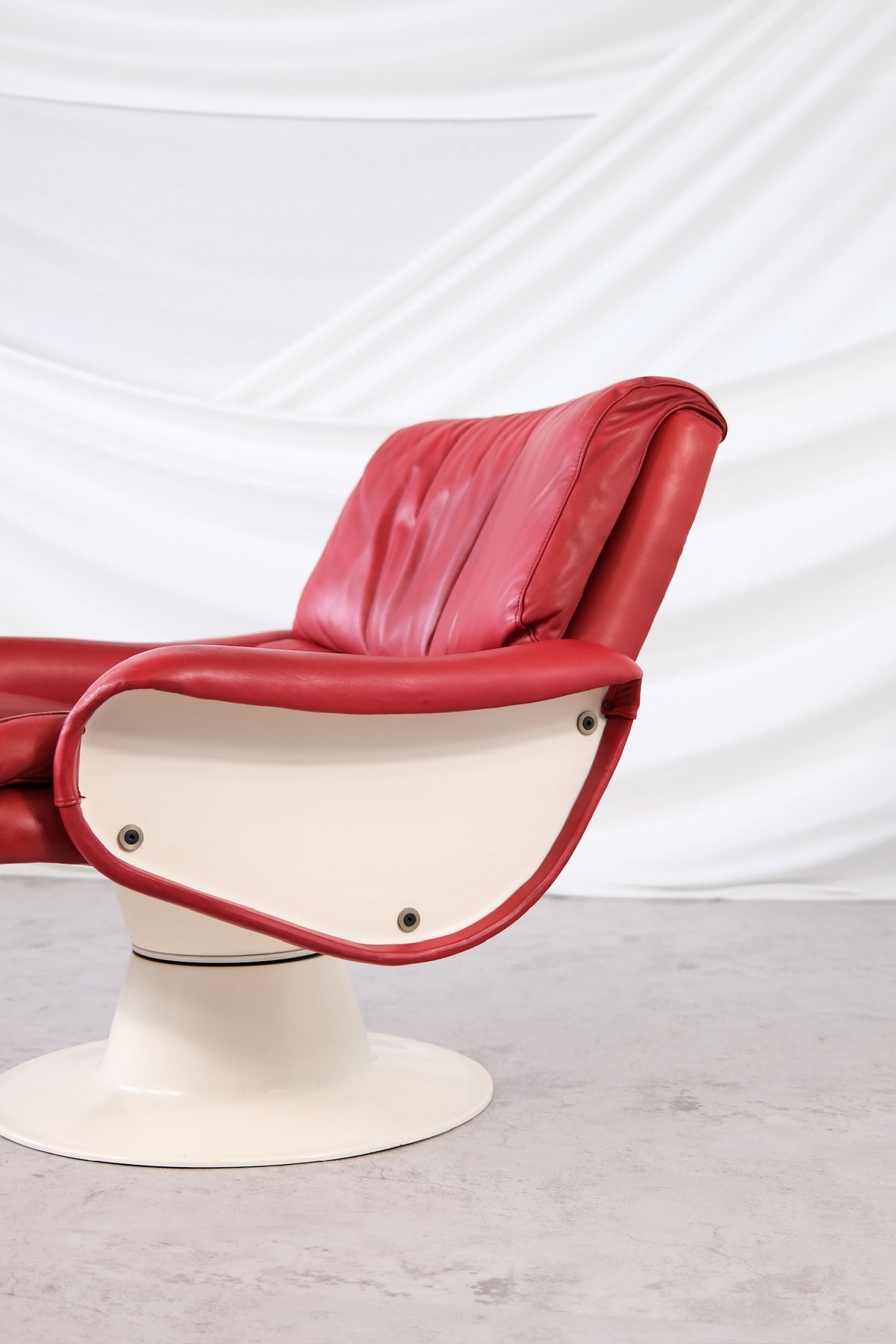 Yrjö Kukkapuro Saturnus, Red Leather