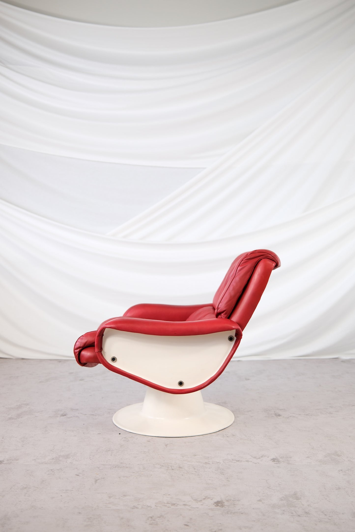 Yrjö Kukkapuro Saturnus, Red Leather