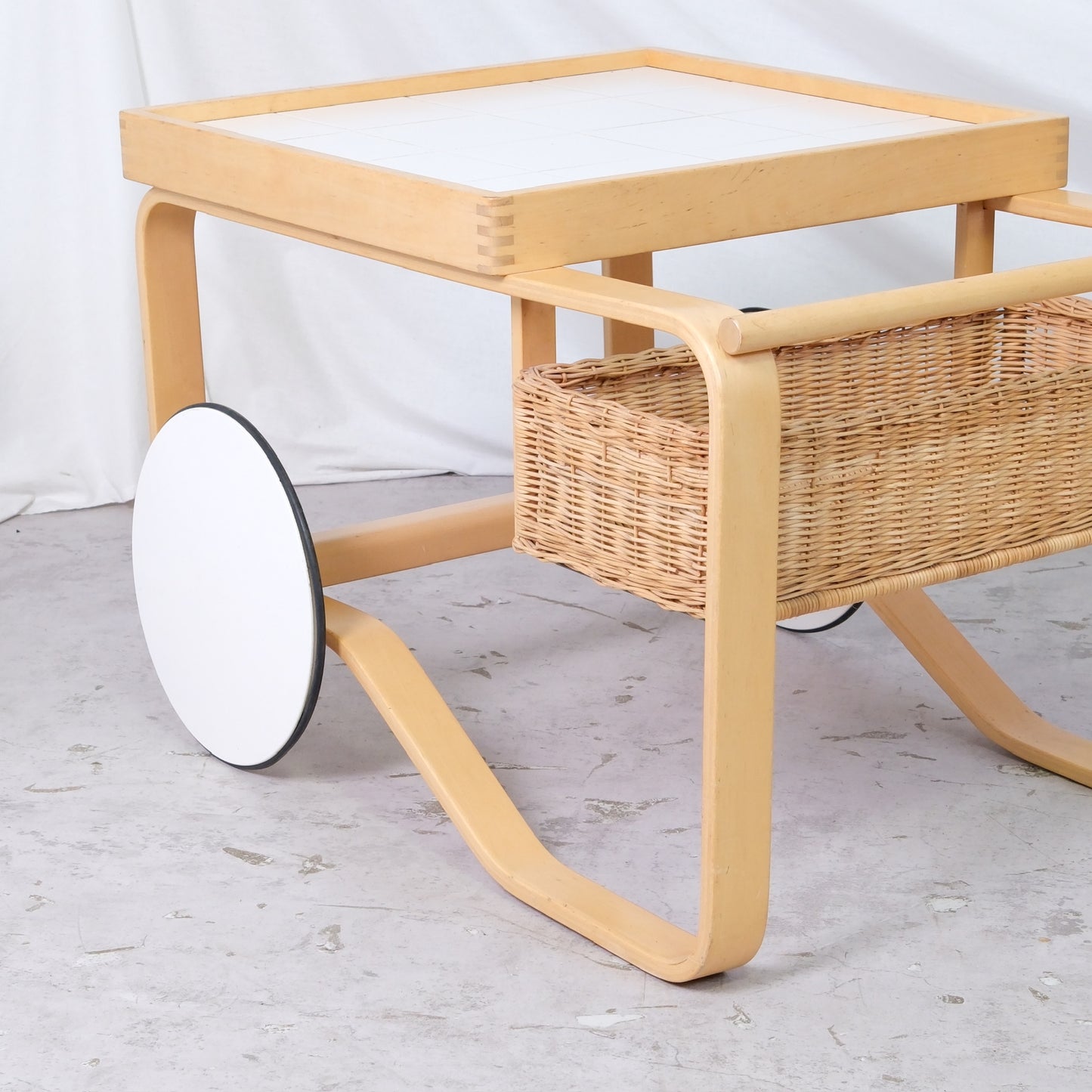 Artek 900 -teetarjoiluvaunu, valkoiset laatat
